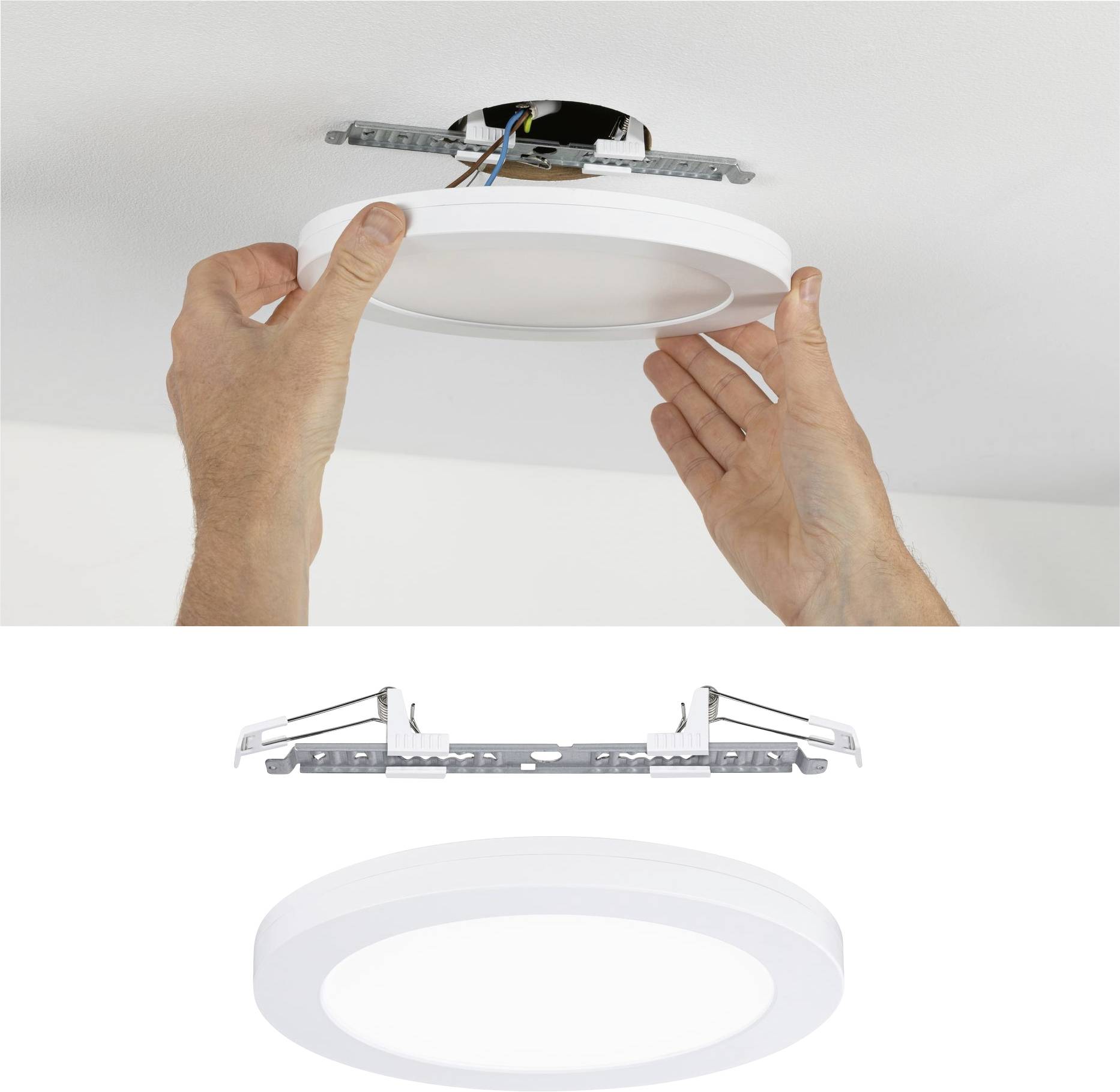 Dve ruky inštalujú okrúhle LED stropné svietidlo na strope. Kovový držiak je viditeľný a obklopený káblami.