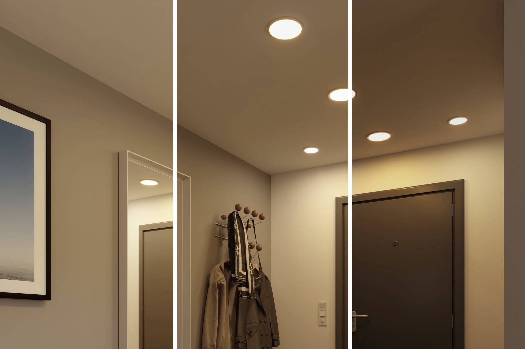 Chodba s tromi rôznymi úrovňami osvetlenia: vľavo stlmené, v strede stredné a vpravo jasné svetlo; obraz, zrkadlo a kabát na stene.