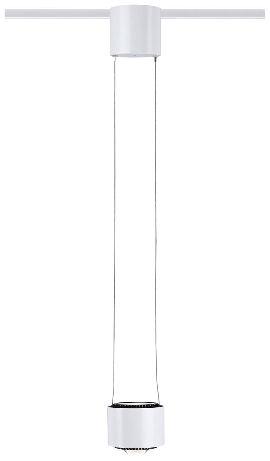 Moderná biela závesná lampa s valcovitým tienidlom visí zo stropu na dvoch tenkých lanách.