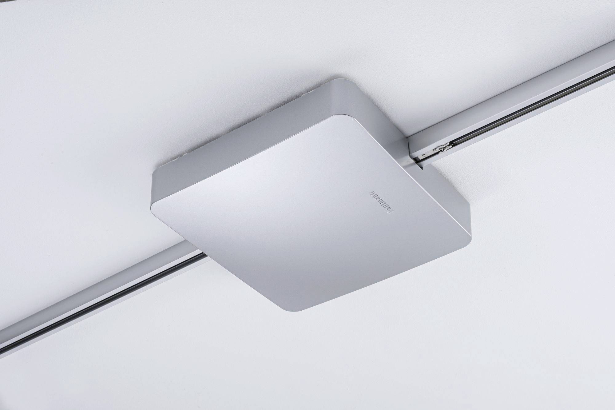 Stropný namontovaný, obdĺžnikový prístupový bod WiFi na bielom strope, pravdepodobne určený na bezdrôtové internetové pripojenie v interiéri.