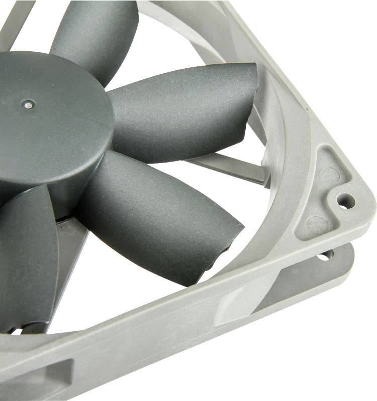 Sivý počítačový ventilátor s piatimi listami v obdĺžnikovom ráme, vhodný na chladenie elektronických zariadení.