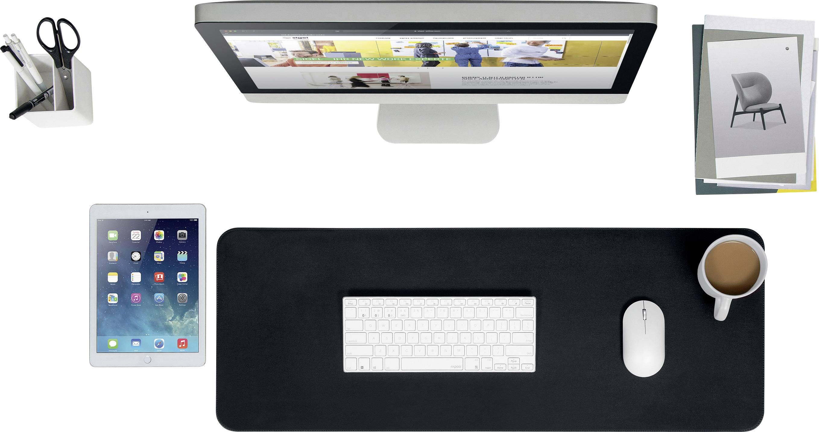 Písací stôl s čiernou podložkou, počítač, klávesnica, myš, tablet, šálka s nápojom, stojan na perá a kôpka papierov so zobrazením stoličky.