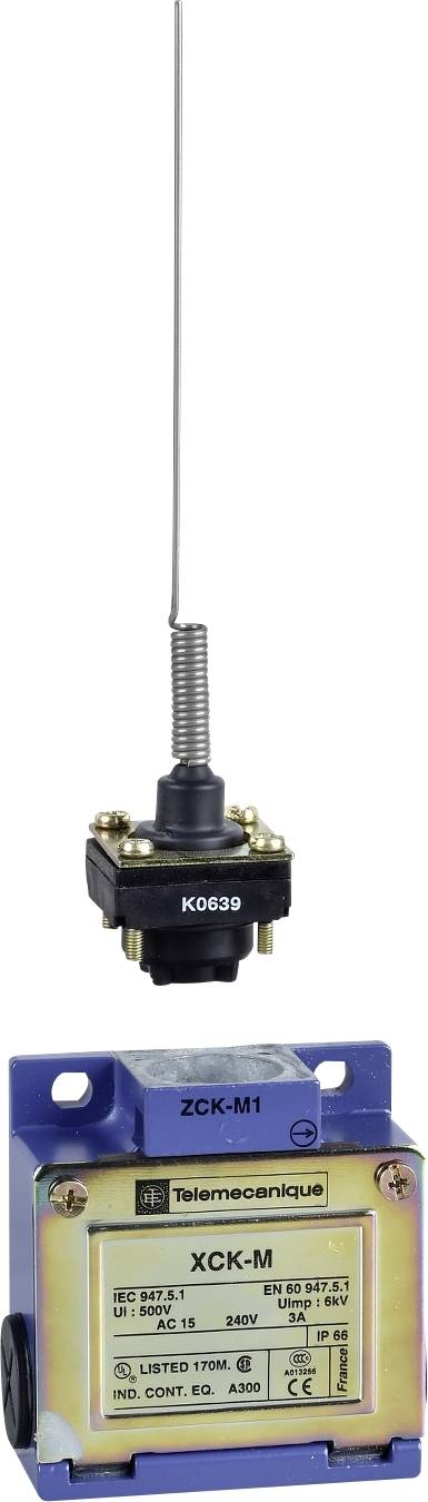 Elektrický spínač s modrým krytom a drôtovým pripojením, označený ako 'XCK-M'. Slúži na ovládanie elektrických obvodov.