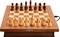 Šachovnica s drevenými figúrkami v úvodnej pozícii. Doska má drevené ozdobné lišty a USB port na boku.