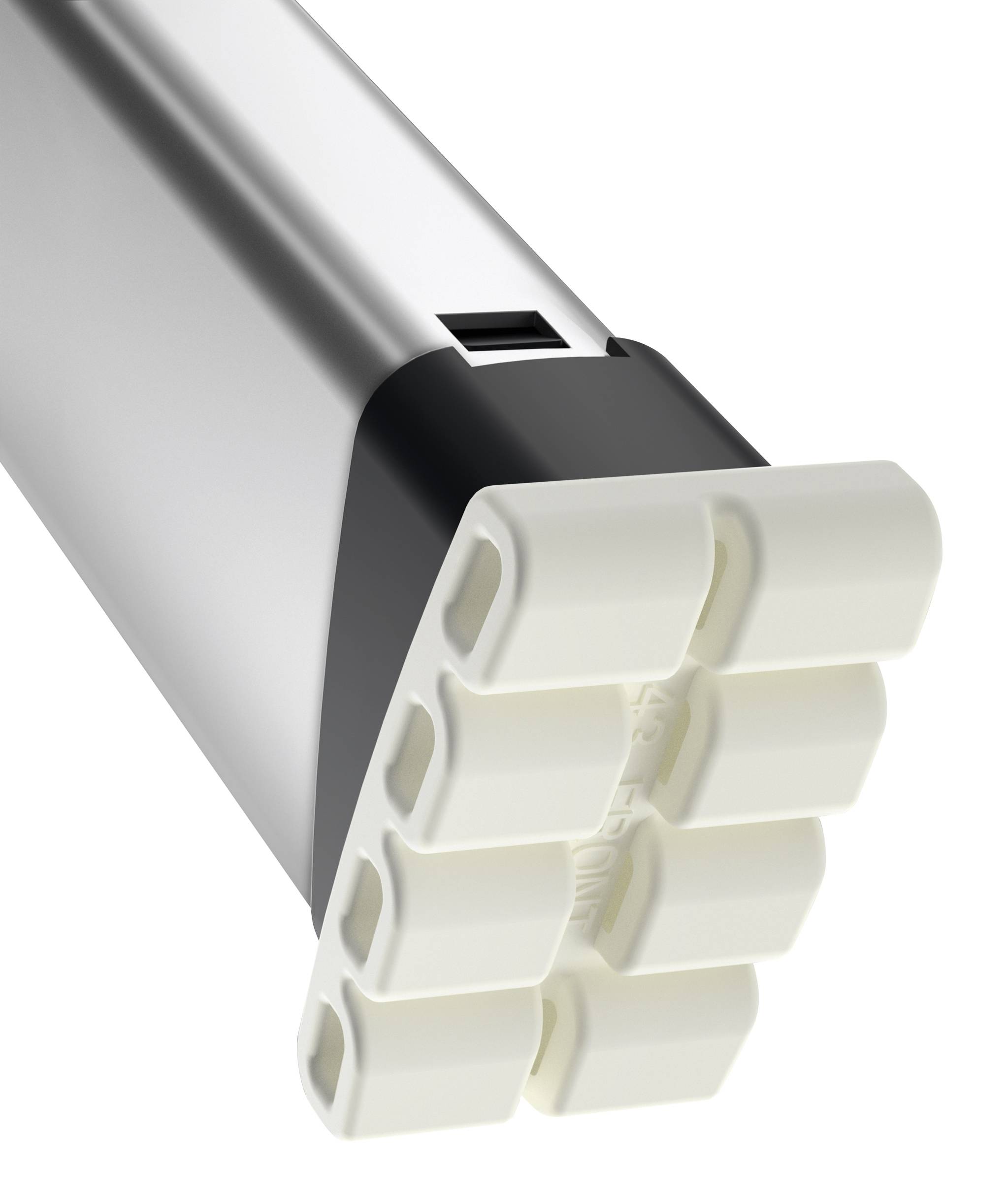Detailný záber technického zariadenia so strieborným krytom a USB portom. Na jednej strane sa nachádza šesť obdĺžnikových gumových nožičiek.