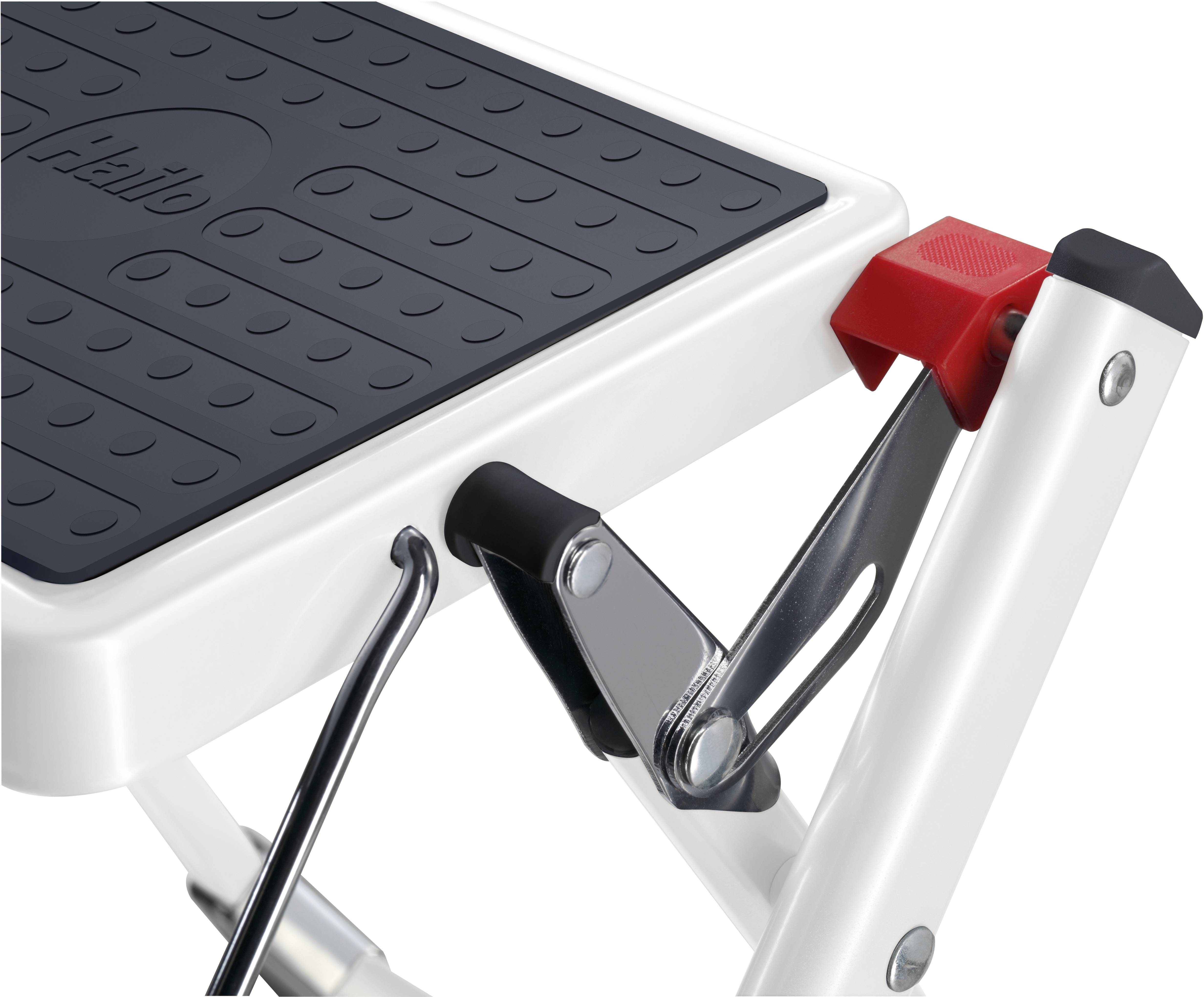 Detailný záber rebríka, ktorý ukazuje stabilné kovové kĺby a protišmykovú priečku s gumovou povrchovou úpravou.