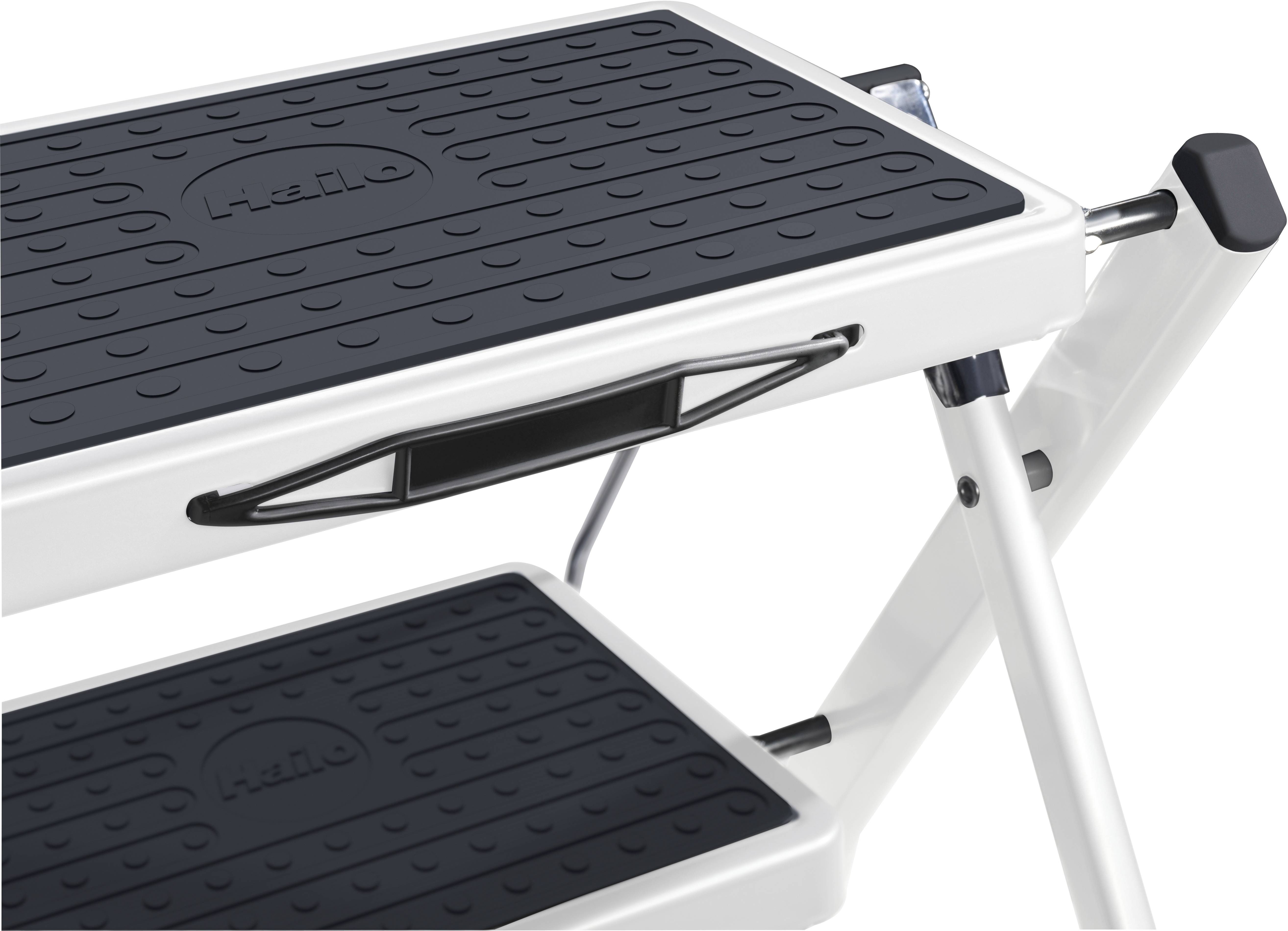 Rebrík s dvoma širokými stupňami, s čiernym protišmykovým povrchom, biely rám, vhodný na bezpečné dosiahnutie vyšších miest.