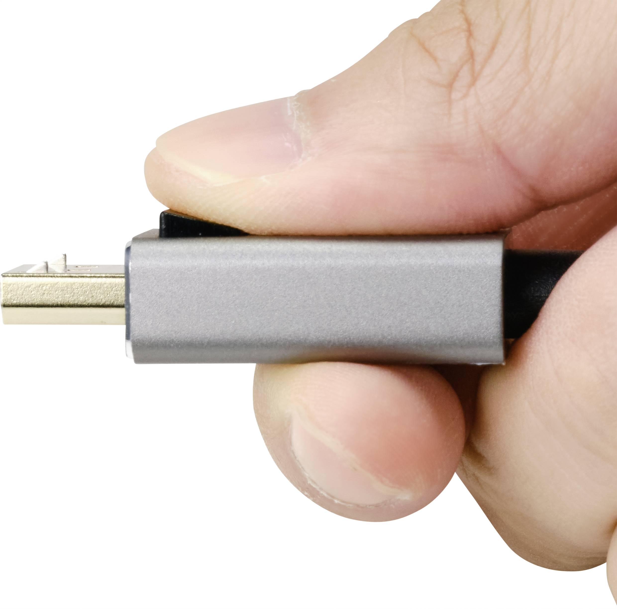 Ruka drží strieborný USB-C konektor, pripravená ho zapojiť.