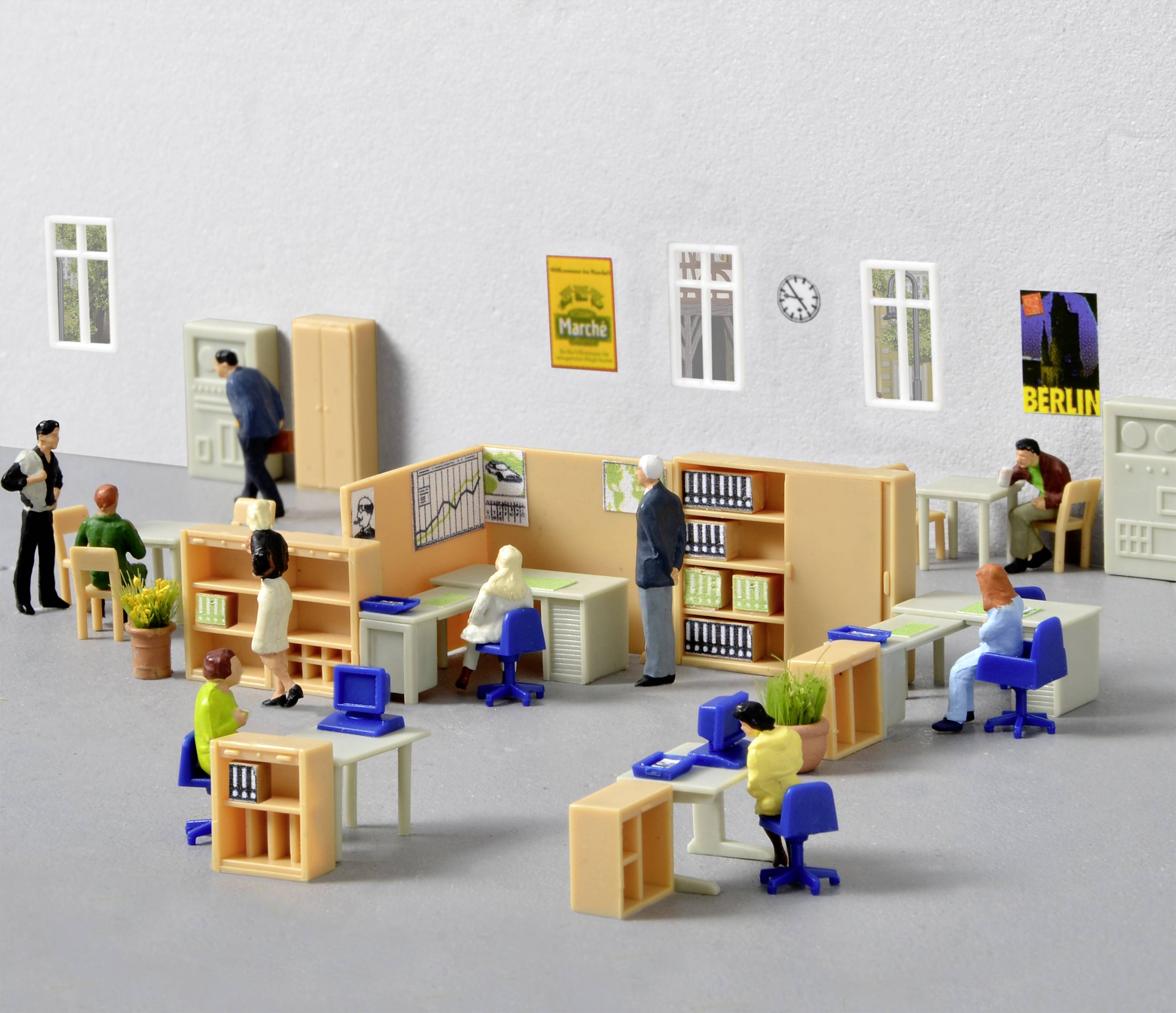 Miniatúrna scéna v kancelárii zobrazuje ľudí pracujúcich pri stoloch, police plné zakladačov a hodiny na stene.