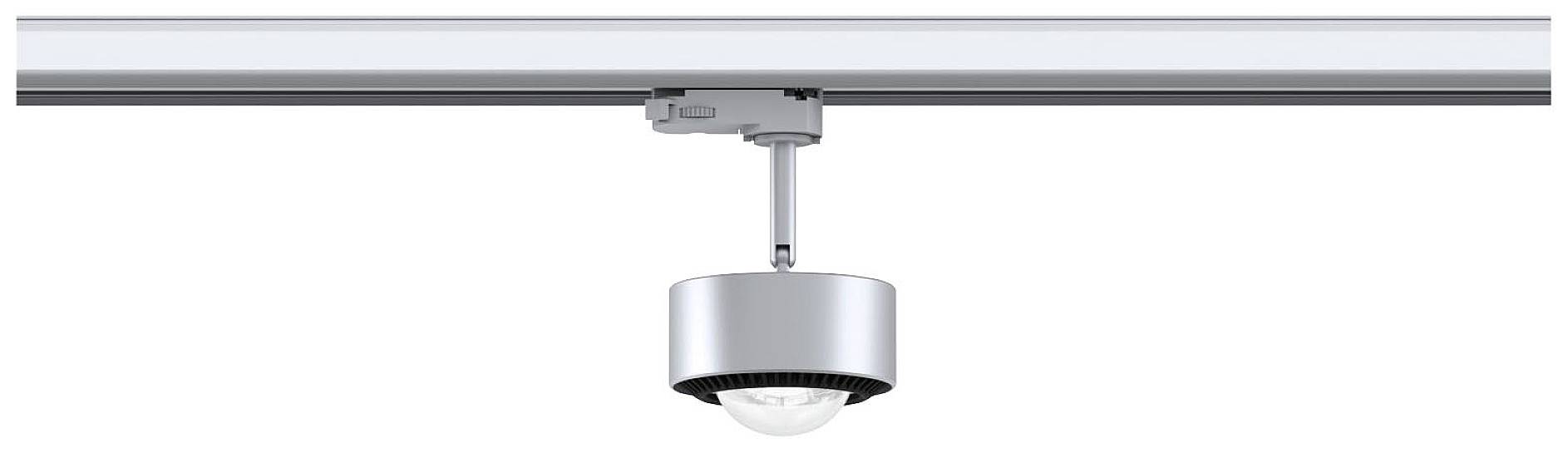 Strieborný reflektor je namontovaný na koľajnici, pripravený na osvetlenie priestorov alebo produktov v modernom prostredí.