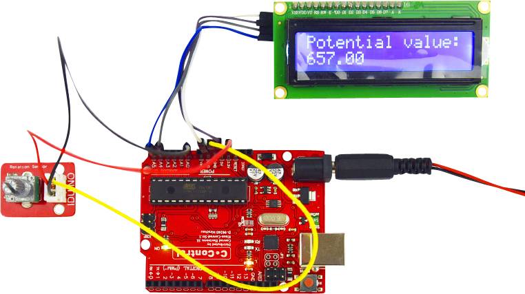 Doska Arduino je pripojená k senzoru a LCD displeju. Displej zobrazuje text 'Potenciálna hodnota: 657,00'.