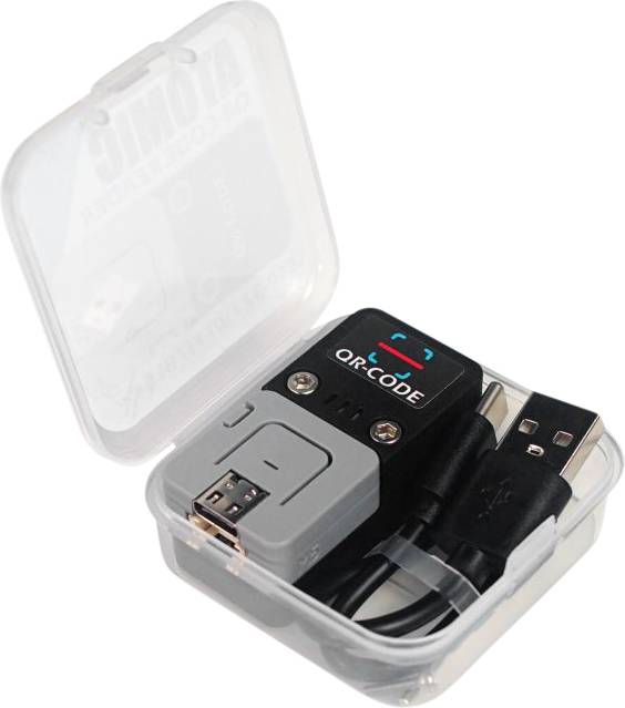 Priehľadná krabička s USB nabíjacím adaptérom a káblom, na ktorom je viditeľný text 'QR kód'.