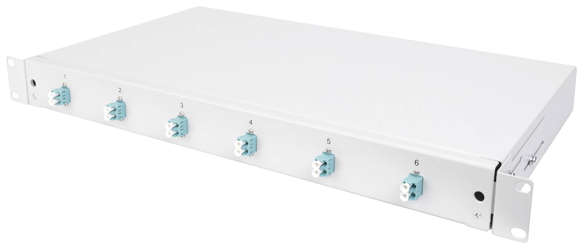 Biele 19-palcové racku so šiestimi očíslovanými LC konektorovými zásuvkami na prednej strane pre optické káblové prepojenie.