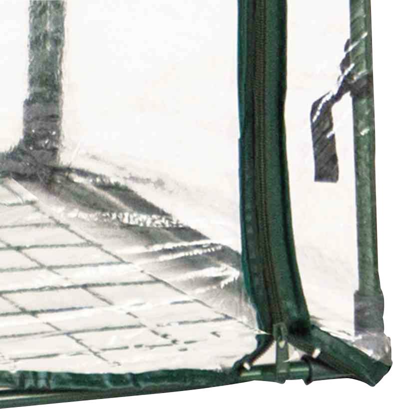 Zelený stan alebo plachta s priehľadnou plastovou plachtou napnutou nad dláždenou plochou; pravdepodobne záhradný doplnok.