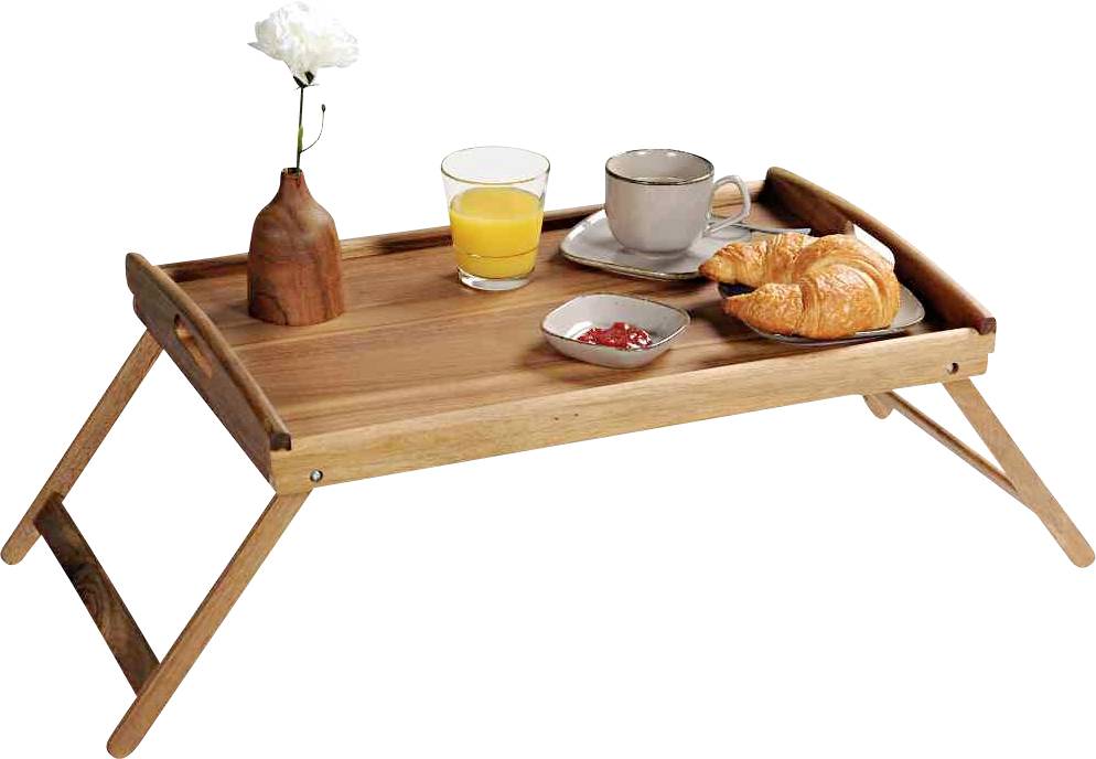 Drevený raňajkový podnos s croissantom, džemom, pohárom pomarančového džúsu, šálkou kávy a jedinou kvetinou vo váze.