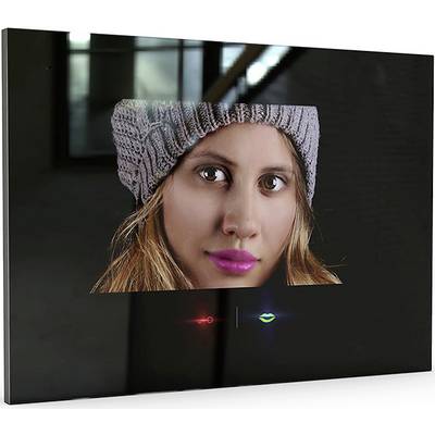 Fotografia zachytáva tvár ženy v sivej čiapke s jemným úsmevom. Pozadie je tmavé a rozmazané.