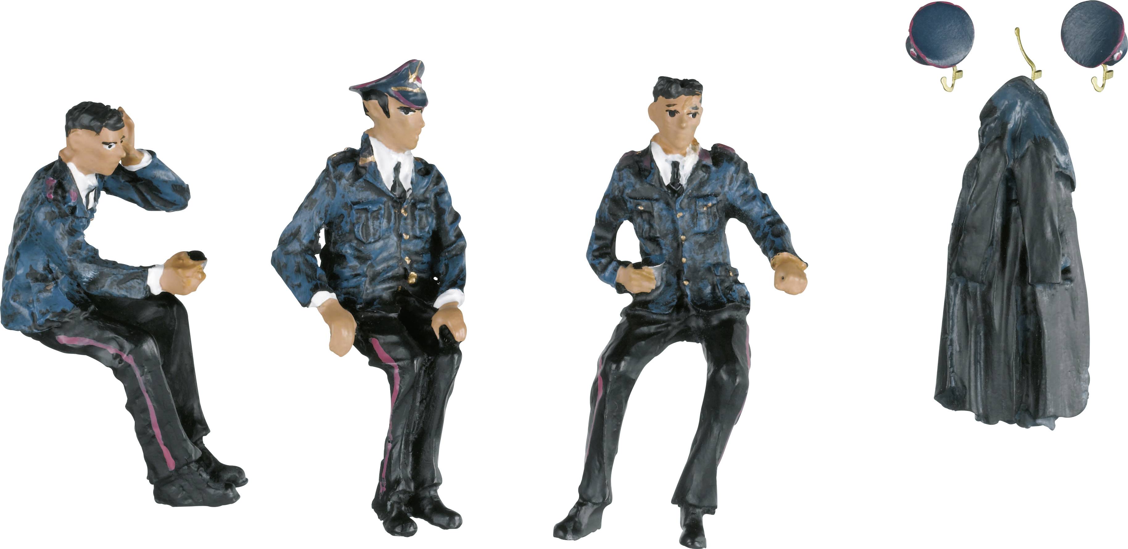 Štyri miniatúrne figúry v uniformách, vrátane dvoch sediacich a jednej stojiacej, spolu s plášťom a dvoma klobúkmi na háčikoch.