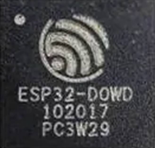 Detailný záber mikrokontrólera s nápisom 'ESP32-D0WD 102017 PC3W29' a kruhovým, špirálovitým logom v hornej časti.
