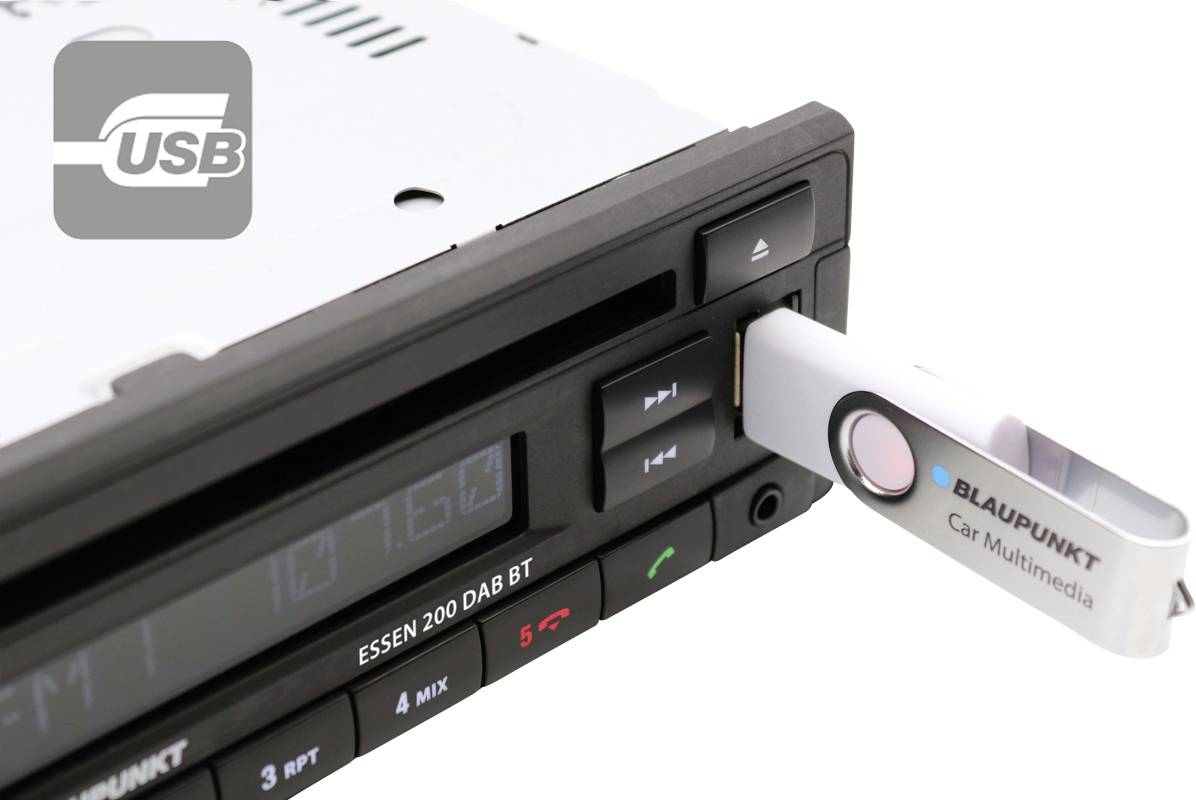 Autorádia s USB kľúčom, zobrazuje 'Blaupunkt Car Multimedia' na kľúči. Model: Essen 200 DAB BT, USB port zvýraznený.