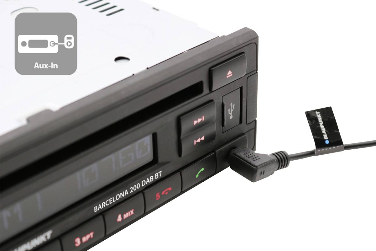 Autorádio s AUX vstupom, USB portom a CD mechanikou. Na displeji sa zobrazuje 'Barcelona 200 DAB BT'. Kábel je zapojený.