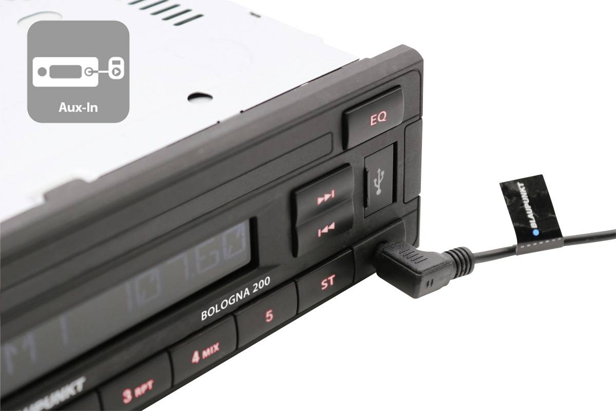 Autorádia s USB pripojením. Model 'BOLOGNA 200' zobrazuje tlačidlá pre ekvalizér a štyri pamäťové miesta. Jeden kábel je pripojený.