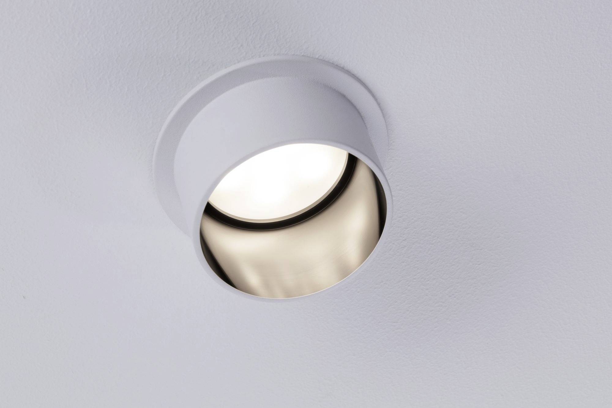 Okrúhle zapustené stropné svietidlo s jasným svetlom na bielom povrchu.