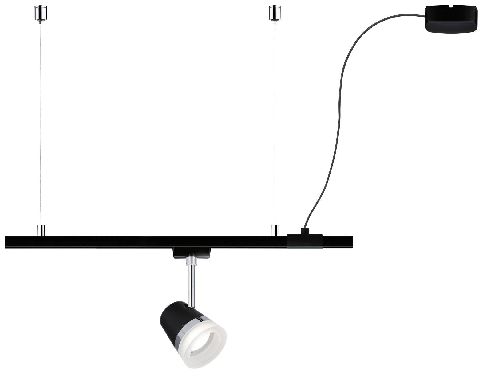 Moderná čierna stropná lampa so svetlometom, zavesená na dvoch lanách. Svetlomet je nastaviteľný, viditeľný horný kryt.