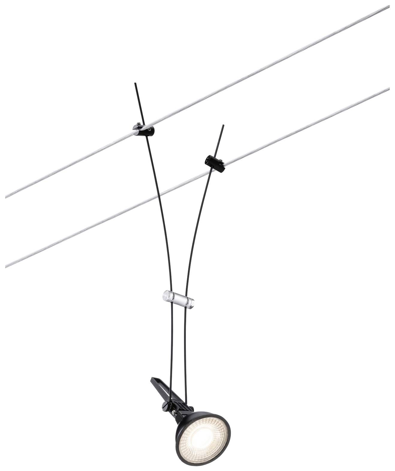 Čierna lampa visí na dvoch paralelne napnutých káblikoch na strope a svieti smerom nadol. Je moderná a minimalisticky navrhnutá.