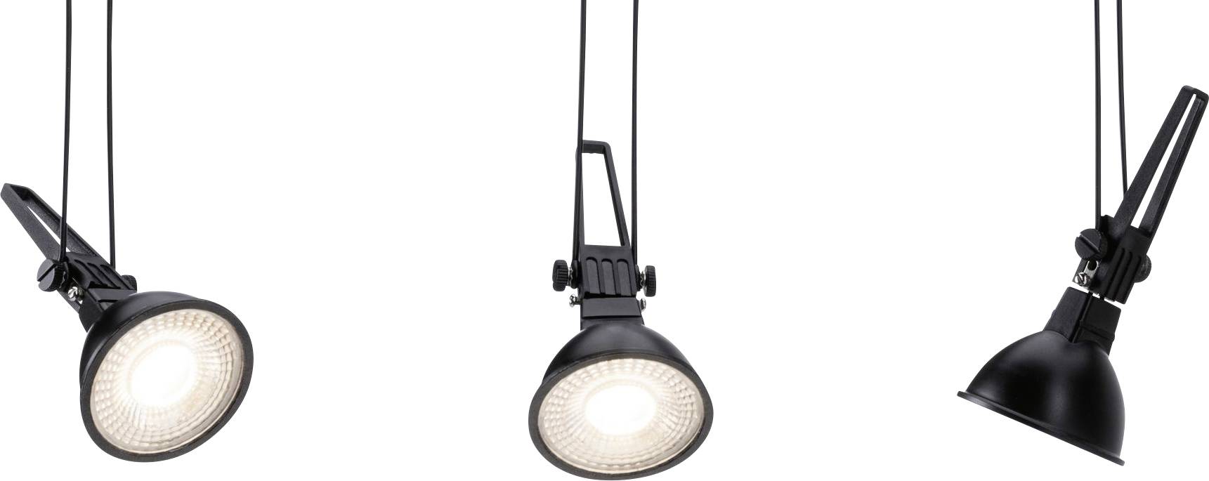 Tri čierne stropné svetlá zavesené v rôznych uhloch; prezrádzajú moderný, minimalistický dizajn.