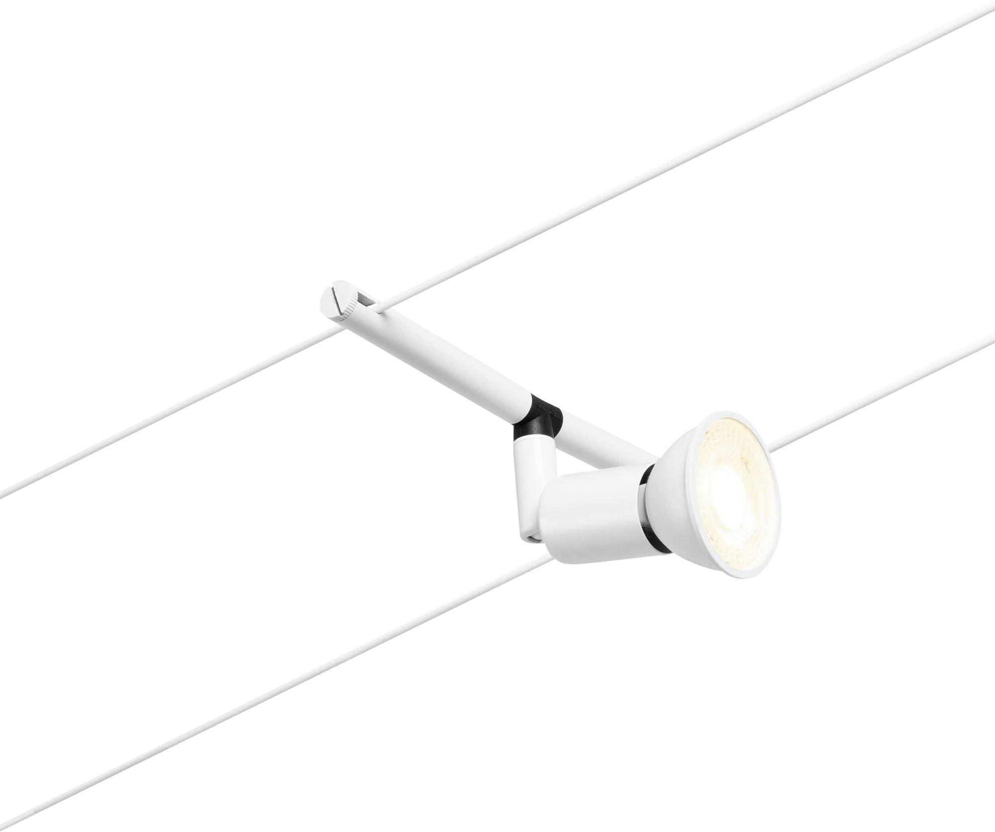 Biela koľajnicová svietidlo so nastaviteľným svetelným lúčom, namontované na dvoch paralelných lanách. Energeticky úsporné svetelné riešenie.
