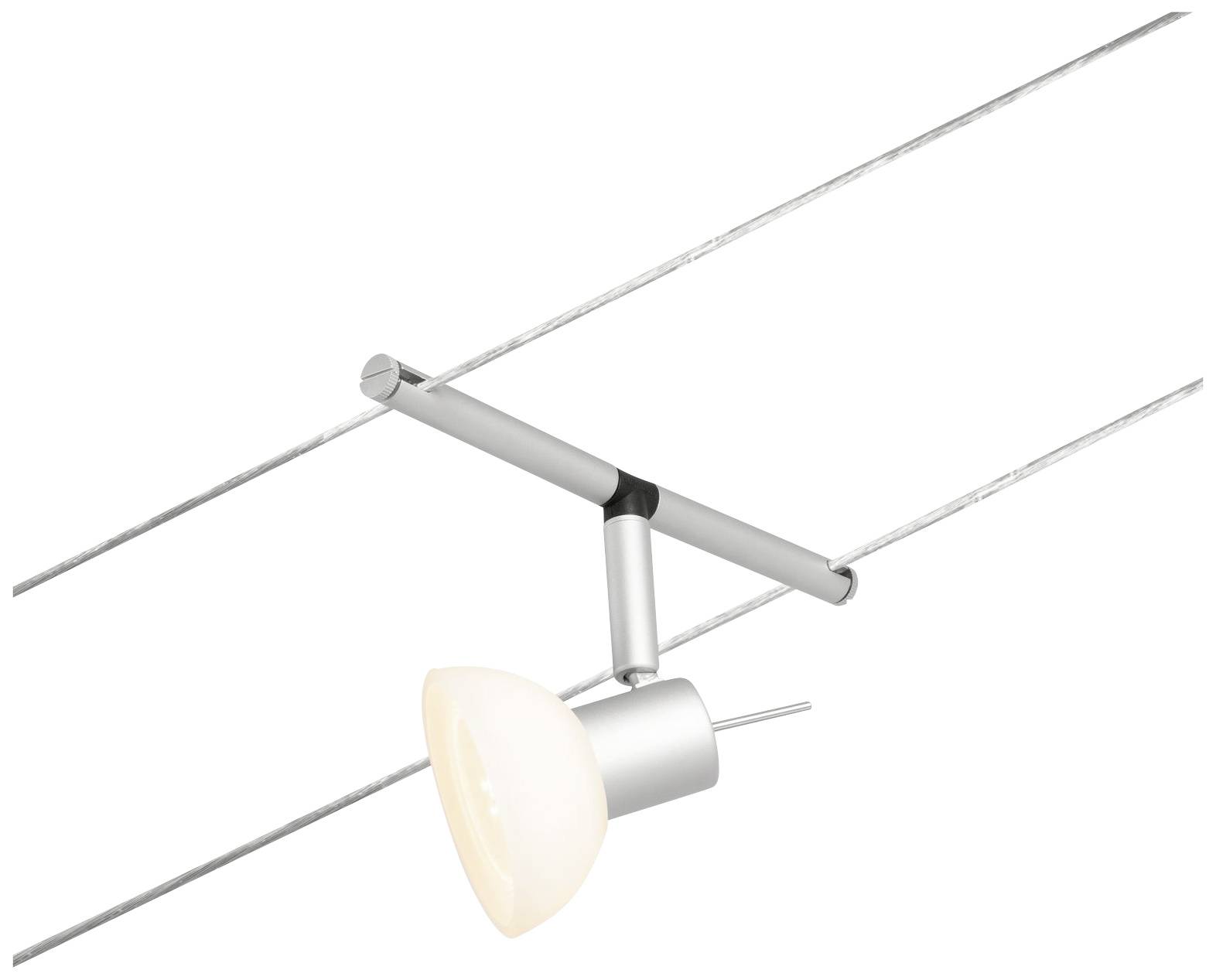 Moderná strieborná závesná lampa s bielym tienidlom, napnutá horizontálne medzi dvoma lanami, osvetlená.