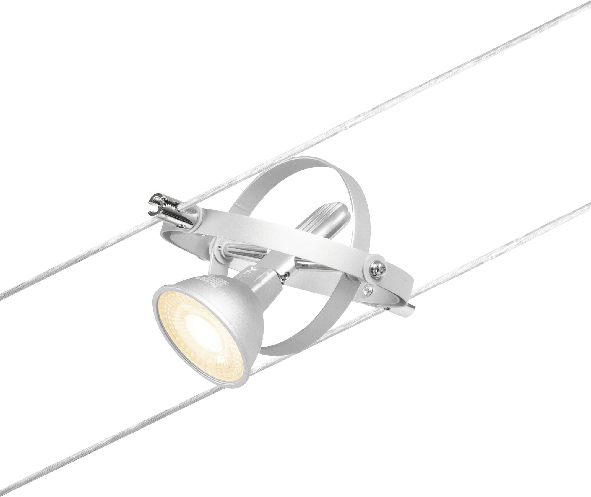 Strieborná lanová lampa s kruhovým tienidlom, zavesená na dvoch paralelne napnutých drôtoch, vrhá teplé svetlo smerom nadol.