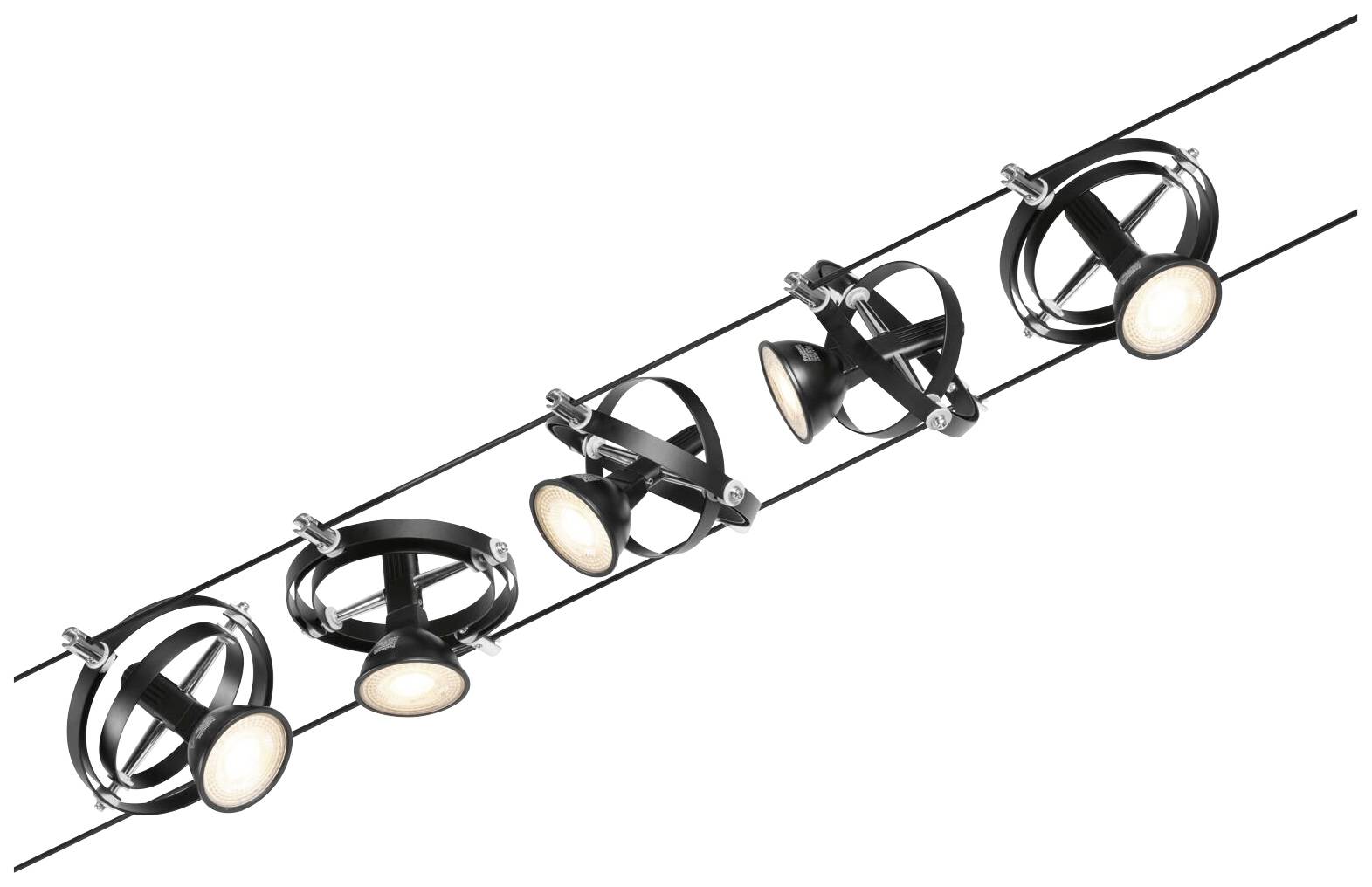 Niekoľko okrúhlych, otočných stropných svietidiel zavesených na káblovom systéme vyžaruje teplé, smerované svetlo smerom nadol.