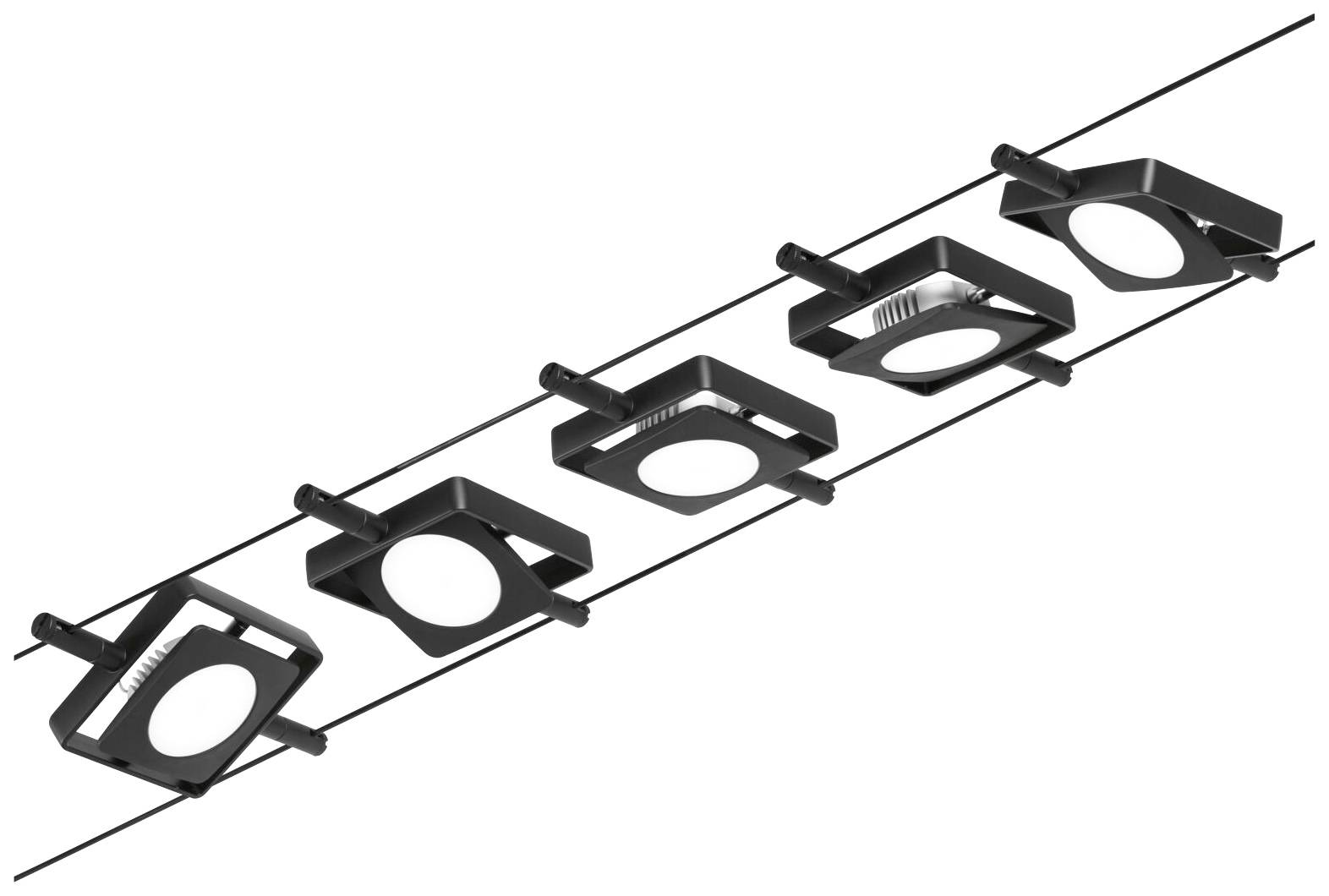 Štyri čierne stropné reflektory sú namontované v rade. Sú štvorcového tvaru a zdieľajú rovnaký moderný dizajn.