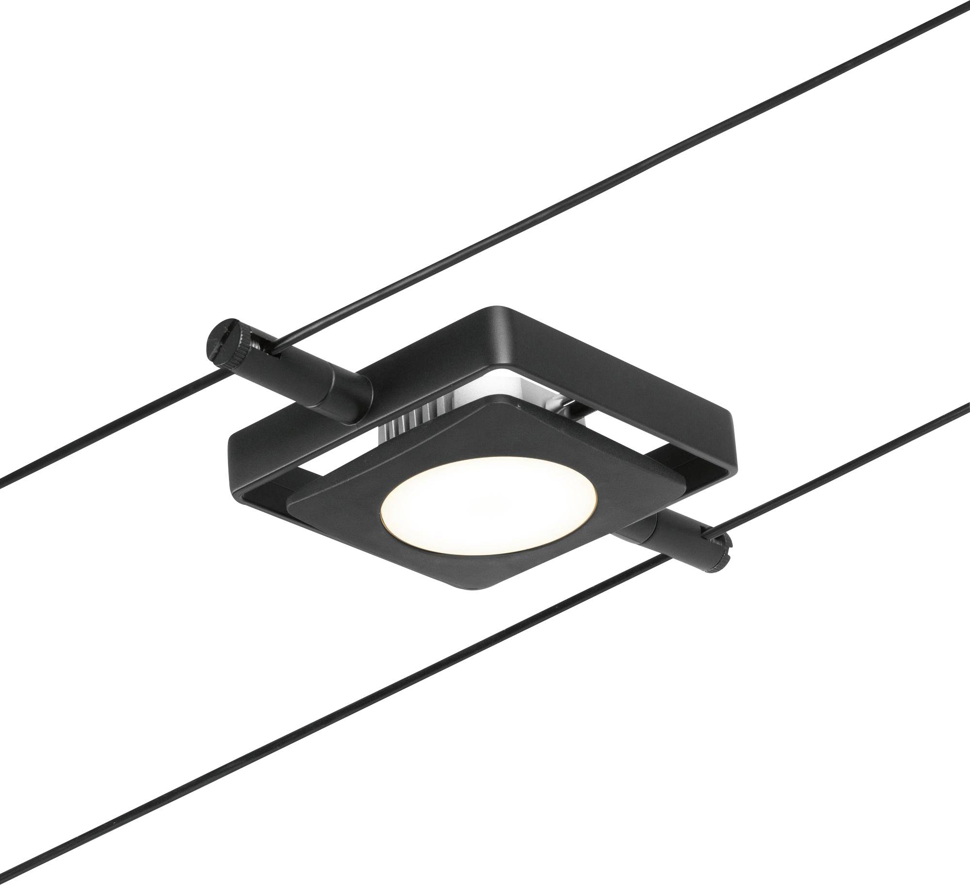 Obdĺžnikový, čierny LED stropný reflektor zavesený na dvoch paralelne napnutých lanách, smeruje svetlo smerom nadol v minimalistickom dizajne.