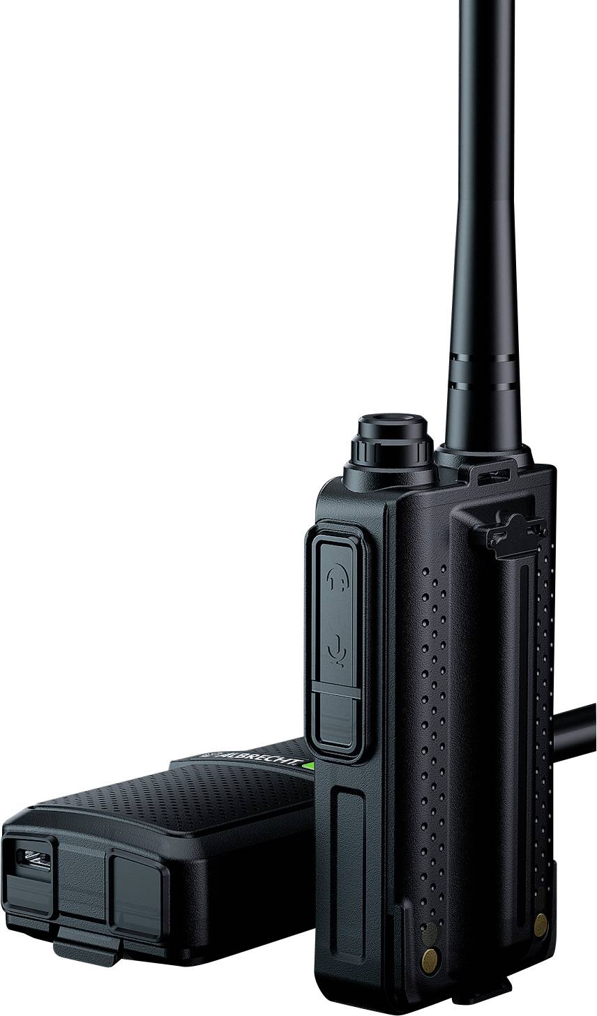 Čierna ručná rádiostanica so súpravou stojí vzpriamene. Má tlačidlá na boku a vedľa nej je nabíjačka napájaná batériou.