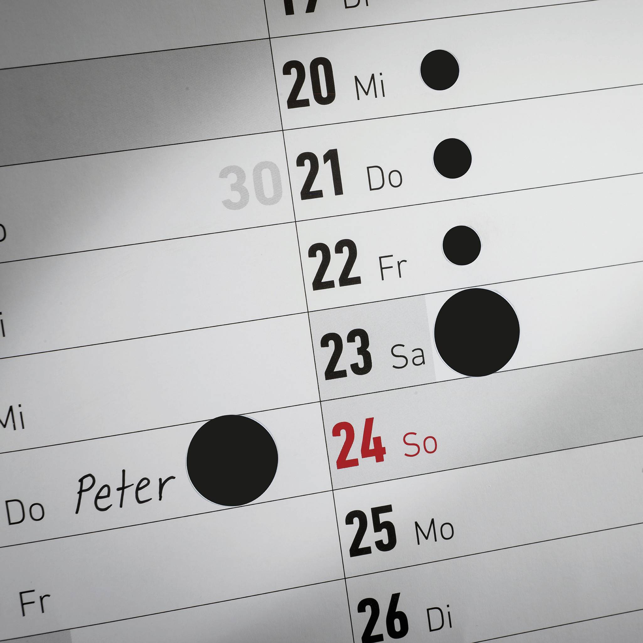 Stránka kalendára s dátumami od 20. do 26. marca. 23. a 24. sú označené. Meno 'Peter' je napísané 22. marca.