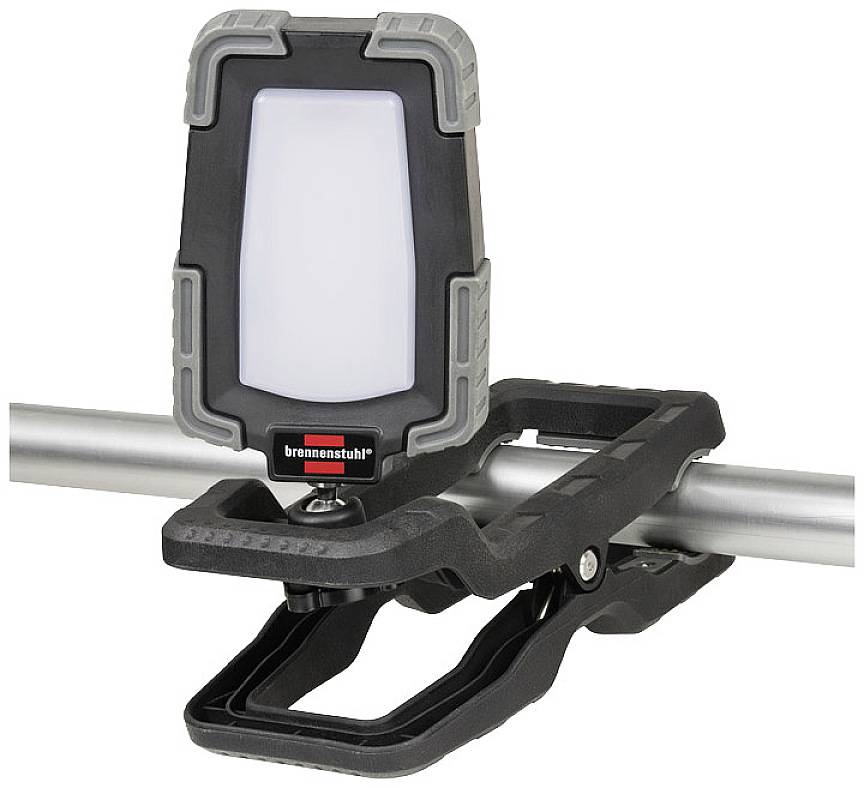 Pracovná lampa značky Brennenstuhl, sivej a čiernej farby, s robustnou svorkou, upevnená na kovovej trubke.