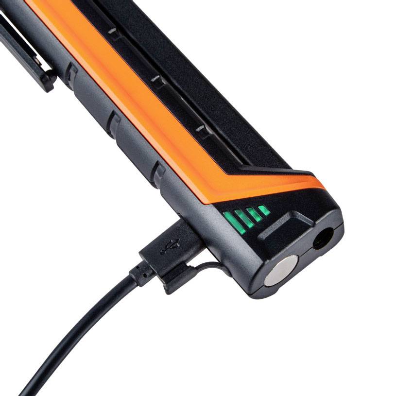 Čierne zariadenie s oranžovým pruhom a USB portom, pravdepodobne prenosná nabíjačka alebo power banka.