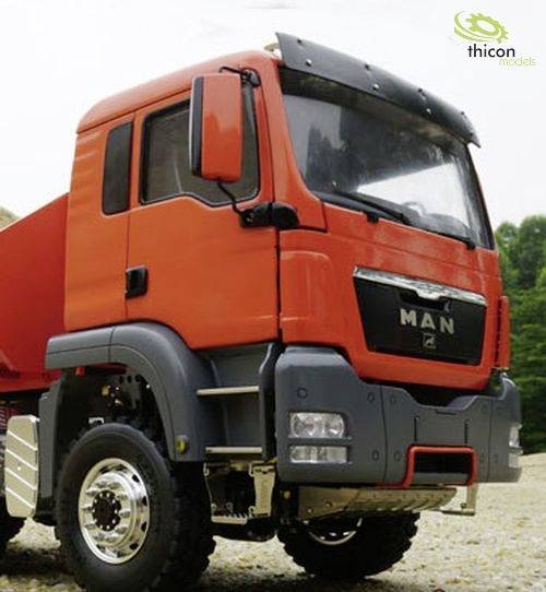 Červené modelové vozidlo nákladného automobilu značky MAN, zobrazené z šikmého predného pohľadu. Zelený zalesnený pozadí, logo Thicon v pravom hornom rohu.