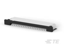 Elektronická súčiastka s viacerými pinmi na jednej strane, pravdepodobne konektor alebo zásuvka, na bielom pozadí.