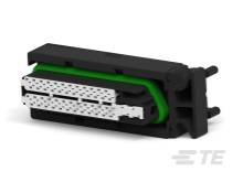 Čierny elektrický konektor s vnútornou stranou v zelenej a striebornej farbe, vhodný pre použitie vo vozidlách.