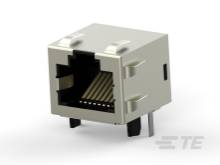 Strieborný sieťový konektor RJ45 v detailnom zábere. Konektor jasne ukazuje kontakty pre pripojenie ethernetového kábla.