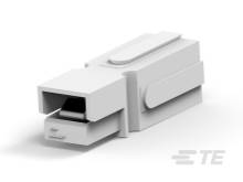 Sivý USB kľúč s vysunutým konektorom, ležiaci na stole.