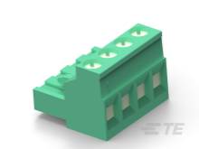 Zelený rozvodný blok so štyrmi elektrickými zásuvkami, uložený vodorovne, pred neutrálnym pozadím.
