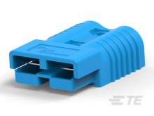 Modrý elektrický konektor s dvoma paralelnými plochými zásuvkami, označený logom na hornej strane.
