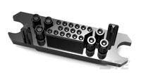 Čiernobiela detailná fotografia Lego kocky s okrúhlymi kolíkmi. Kocka má obdĺžnikový tvar s tlačidlami umiestnenými po stranách.