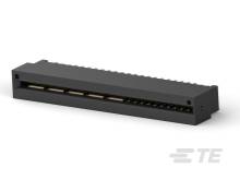 Čierna elektronická konektorová súčiastka s viacerými kovovými kontaktmi pozdĺž prednej strany, pohľad z boku.