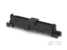 Čierny, obdĺžnikový elektrický konektor so zlatými kontaktmi a bočnými upevňovacími klipmi.