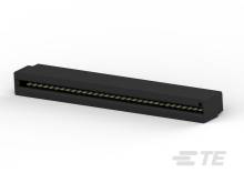 Čierny elektrický konektor so zlatými kontaktmi, zobrazený z bočného uhla na bielom pozadí.